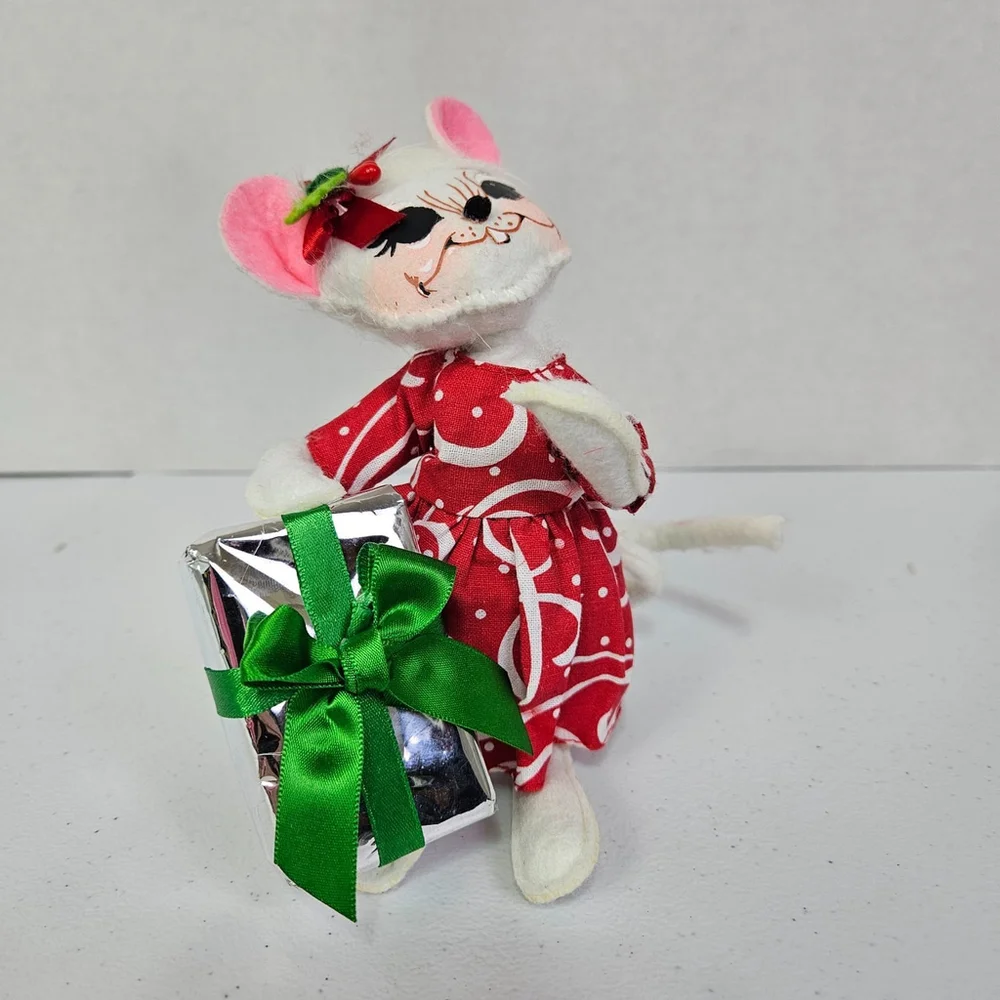 Annalee Christmas Swirl Gift Mouse 2019 Holiday Present Whimsical Collector